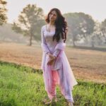 Heena Achhra Instagram - Rooh ka sukoon 🌾🌸 Happy Lohri 💛💝 . . . #heerachhra #punjabikudi #farmlife