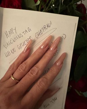 Heidi Klum Instagram - Feeling very lucky and thankful for this love that i have been given 🥰❤️ ALL KINDS OF LOVE ❤️ 
My husband Tom my incredible 4 children parents friends and fans not to forget our four legged friends 🐾

❤️❤️❤️❤️❤️❤️❤️❤️❤️❤️❤️❤️❤️❤️❤️❤️❤️❤️❤️❤️❤️❤️❤️❤️