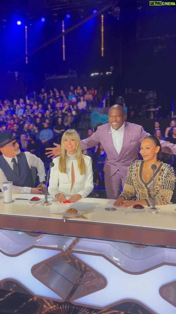 Heidi Klum Instagram - Love love love my #AGT family ❤️❤️❤️❤️❤️ I hope you all are watching tonight …. It’s my turn with the Golden Buzzer 🤗