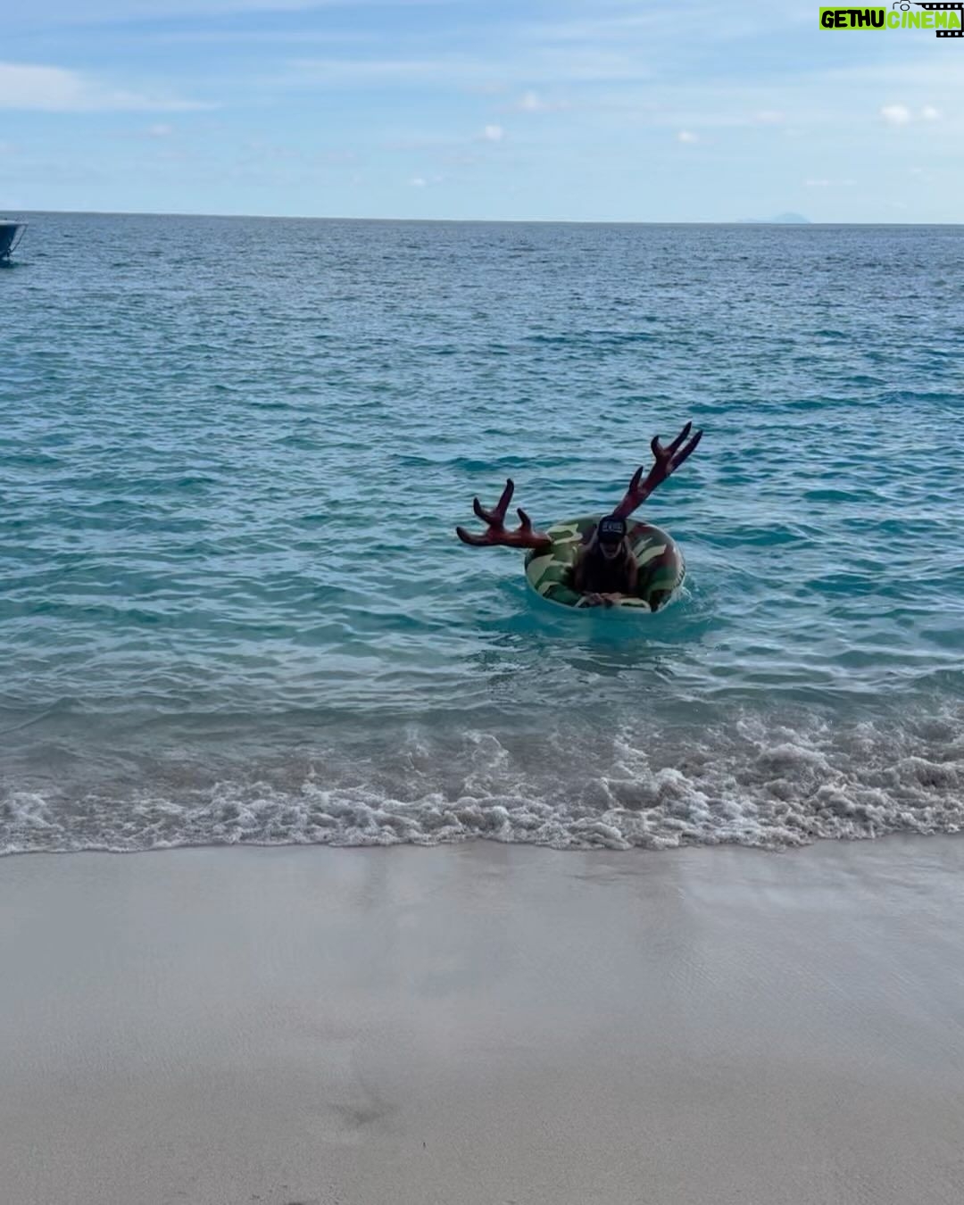 Heidi Klum Instagram - I could do this all day 🤪😎🫎☀️💦 ……