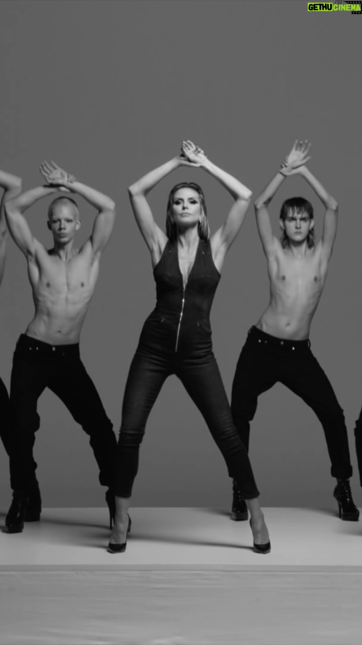 Heidi Klum Instagram - Das erste Fotoshooting der Staffel steht an πΈππ Und ich freue mich riiiiiesig auf @elizabethhurley1 β€οΈ #GNTM2024