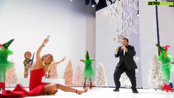 Heidi Klum Instagram - Happy holidays 🎅looking back at one of my favorite #AGT moments with my golden buzzer @salthevoice