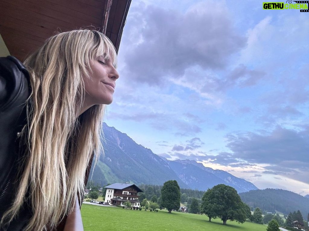 Heidi Klum Instagram - Eine Heidi gehört einfach in die Berge 😜 Bald kommt meine Folge mit @diebergretter_offiziell Ich bin schon ganz gespannt 🙏🏻🤪🤭❤️