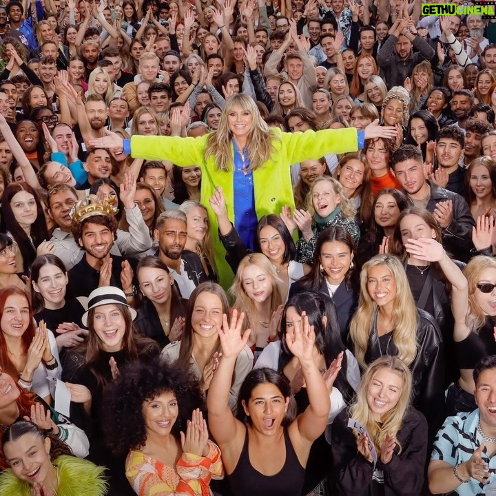 Heidi Klum Instagram - WOW!! 🔥🔥🥵 So viele tolle Gesichter 👀👀👀 Zum Glück gibt’s dieses Jahr zwei Gewinner! 🏆🏆 #GNTM2024 20:15 Uhr