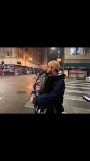 Hengame Ghaziani Instagram - آغوش تو امن ترین نقطه جغرافیای جهان من است . امن ، آرام . سی و پنج سال افتخار « مادر » بودن تورا دارم ای رویای همیشه اساطیری من . ای رفیق بی کلک ، ای مامن زیبا ، ای معنای اراده و آگاهی و خرد . 
 تو به من فرصت بیداری دادی ، بیداری عظیم از خواب زمستانی زمین . تو با دانه های برف زاده شدی و زیباتر از عشق تو ندیدم به عمر . 

تو در میان وسعت سپید برف مرا عاشق کردی ، مادر شدم بتو و وطن و مردم . همه اینهارو تو به من آموختی . ای معجزه روشن زندگیم ، قلبت را دستانت را میبوسم که کالبد مرا برای زیستن و تولد انتخاب کردی . پسرم ، کلمه 
«امید » را تو در اتشکده زندگی من شعله ور ساختی . برای تمام بودنت قدردان زندگیم . دی معنای توست .
تجسم اراده و پشتکار و موفقیت تو آموزگار من بودی و خواهی بود تا روزیکه زنده ام ✨