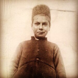 Hengame Ghaziani Instagram - ------------------------------------------ روز جهاني عكاس
پدربزرگ  ندیدمت ، همچنان که پدرم تورا ندید اما عجیب دیدمت و روح بزرگت با من بود و هست تا به وقت ملاقات