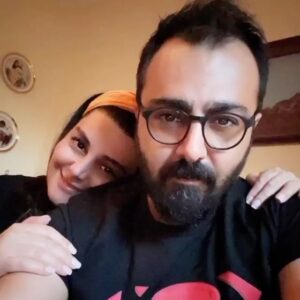 Hengame Ghaziani Instagram - برادر 
در سرسرای گرد قلبم که آجرهایی سرخ رنگ دارند ، بی وقفه راه میرفتم و دور دنیا را چندین بار گشتم . آن گاه با این اطمینان خاطر برگشتم که هیچ چیز از این حیاط کوچک که گل های سرخ خسته اش، سرها را به نرده های پلکان تکیه می دهند و رنگ آبی گلهای ادریسی اش ، مانند پانویس زیر صفحه یک کتاب از هشیاری می درخشد، بزرگتر نیست .

بین من و دنیا ، حصاری وجود داشت ، که روی آن فرشته ای که در دست چپ یک گل ادریسی و گوله برف آبی رنگ داشت ، حامی بود 
اسیر گهواره /بوبن 

برادر . امروز اومد دیدنم . بعد پرواز  بابا ،  هروقت میاد ، عطر حضورش  مثل بابا هست . حتی نگاهش. یاد روزایی  افتادم که خیلی بچه بود ، برای اینکه خوابش ببره ،  براش  کتاب میخوندم ، امروز من سر روشونه اش میذارم 

@rezaghazianiphotography 👑🎼☀️
عکس اول /بیست و چهارم شهریور هزاروچهارصد( من سرم رو شونه اوست ) 
عکس دوم / خرداد (هزاروسیصد و پنجاه و هفت) من دستم رو شونه رضاست )

💗موسیقیی که ، جفتمون دوسش داریم🎼🎬
جای نفسم‌ ، پسرم ،  عشقم،  خواهرمون ، تو عکس،  خالیه ☀️☀️💗

🎶🎼💎💫/Alta gracia / oscar harris
موسیقی رو به درخواستتون گذاشتم تو کانال تلگرامم 💗
#برادر #رضاقاضیانی #هنگامه #خانواده #عشق #موسیقی #هنر #عکاسی