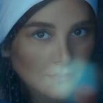 Hengame Ghaziani Instagram - پدر به خوابم آمد ، کاغذی داد به دستم نوشته بود : در تو بیقراری هایی هست و راههایی که باید آنها را به اتمام برسانی . گفتم : اگر سعادت مرگ فرصت دهد چشم پدر شعر / هیهات خواننده :محمدرضا فروتن ترانه سرا : اندیشه فولاوند اهنگساز : کارن همایونفر @mohammadrezaforoutan 🎼🎬 @karenhomayounfar 🎬🎼 @andishehfouladvand 📖🖊🤍🎬 @ali_sendani 🤍🎬