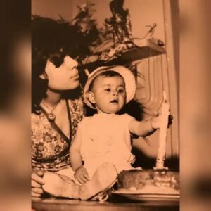 Hengame Ghaziani Instagram - عكسي ديگر از البوم كودكي / تولد يكسالي همراه با مادر 
بخشي از رمان زيباي : داستان جاويد 
نويسنده : اسماعيل فصيح 
او زاده دهكده اي نزديك يزد،  نامش جاويد بود و خانواده اش و اجدادش سده هاي بسيار از زرتشتيان پارسي حومه يزد بودند . پدرش فيروز آقا تاجر خوش نام يزدي بود كه هرسال به تهران سفر مي كرد . فيروز آقا شش ماه پيش ، پيش از ايام عيدنوروز به تهران رفته بود ، مقداري خشكبار و پارچه براي فروش به تهران برده بود ، اما باز نگشته بود .اينك جاويد و عموي پيرش كه موبد بهرام نام داشت و هفتاد سالش بود به تهران مي رفتند پرس و جو كنند ، كه چه اتفاقي افتاده)
ترانه سرا : كريم فكور 
اهنگساز و تنظيم كننده : همايون خرم 
خواننده : نلي