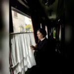 Hengame Ghaziani Instagram - پرده را کنار میزنم ، در راهروی یکی از قطارهای زمان حکومت لنین . اتاق خواب لنین خالیست . کابین ها خالیست. سکوت ، زمان را میبلعد .به راهرو برمیگردم . پرده رو کنار میزنم . میگه تکون نخور ، بذار ثبت کنم این لحظه رو . ازکابوس تاریخ بیدار میشم . فرشته آنائیل اروم لبخند میزنه ، میگه « هنگامه » تو که میدونی کجا اومدی ؟ اینجا زمین هست و هزار تاریخ و قصه . به آغوش موسیقی پناه بردم در خوابم . پری شدم در باد به آغوش داستانی پناه بردم در خوابم موج دریا شدم به آغوش تابلو نقاشی ای پناه بردم در خواب روشنایی ستیغ کوه شدم به اغوش شهامت پناه بردم بیدار شدم @rezaghazianiphotography ۱۳۹۶ پاییز