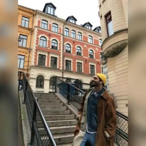 Hengame Ghaziani Instagram - تو قصیده  زندگی منی ، امید راه .
زمین خدا پهناور است ، در اغوش هستی  باشی پسرم 
سربلندم. از وجودت ، از حضورت.
وفادارترین ، آنقدر محبت و عشق خالصانه ازت دیدم که سرشارم از بودن . ممنون همیشه ، حتی دررراههای پرخطر مشوقم بودی ♥️🕊️🕊️