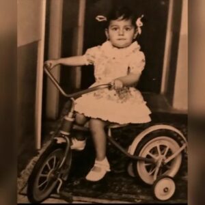 Hengame Ghaziani Instagram - اواز: سیمین قدیری/ کانون پرورش فکری کودکان و نوجوانان 
دوسالگی

بین راههای آسان و سخت ، راههای سخت را انتخاب کردم ، این یک انتخاب است .