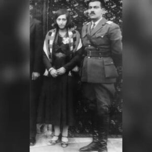 Hengame Ghaziani Instagram - ریشه ها:سال هزارو سيصدو چهارده 
ترانه : قمرالموك وزيري/ تصنيف اتش جاودانی
مادربزرگ  اموزگارم بود در تقدیر عجیب
همیشه تاکید داشت نگویید ندارم ، گفتش فقر میاورد .