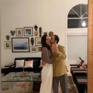 Hengame Ghaziani Instagram - زیبایم تولدت مثل نت های این آهنگ برایم نور آورده. روزی که به دنیا آمدی در سرنوشت من بودی ، به این حس ایمان و ایقان دارم . این قاب ، این تصویر ، سالها رویاپردازی من بوده که دختری شانه به شانه پسرم راه برود .آگاه باشد و رها٫ از بند آرزوهای بادبادکی، و چه زیبا،خدای عادل، تورا به ما هدیه کرد . کنار هم زیباترین لحظات رو زندگی کنید .آرام جان منید .
گلاره قشنگم تولدت ، تولد روشنايیها. 💌🧿

🎼 Ave maria - tarja turunen💎