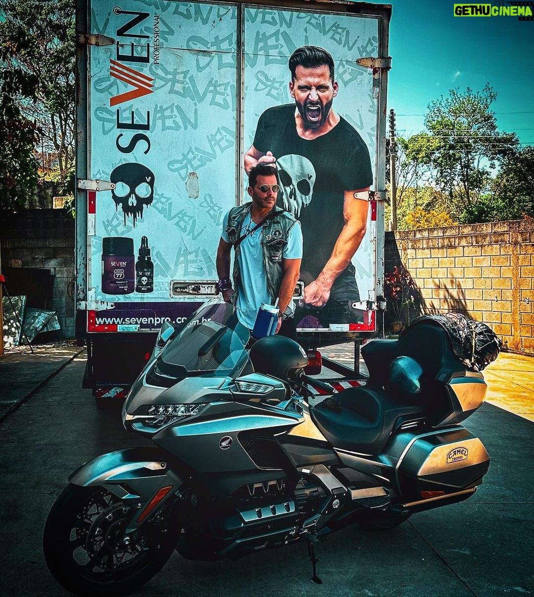 Henri Castelli Instagram - Feriado pra gente aqui na @sevenprofessional eh dia de produção em massa!!! - Dia também de tirar nossa @hondamotosbr da garagem! #goldwing1800