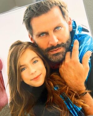 Henri Castelli Instagram - Eu e minha pequena! Olha que presente que achei aqui nesse domingo à noite!!
Boa semana pra todos!! #deusnocomandosempre @dudacastellidespirito