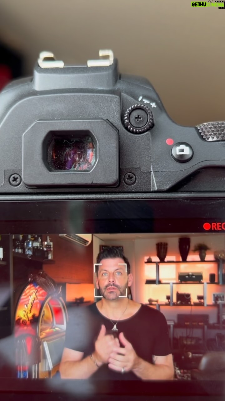 Henri Castelli Instagram - Dia de gravação para algo muito especial que está chegando... Estou muito surpreso comigo mesmo com essa decisão que tive e certeza que vocês também vão ficar. O que acham que pode ser? 😳 🎬 @uliamedia