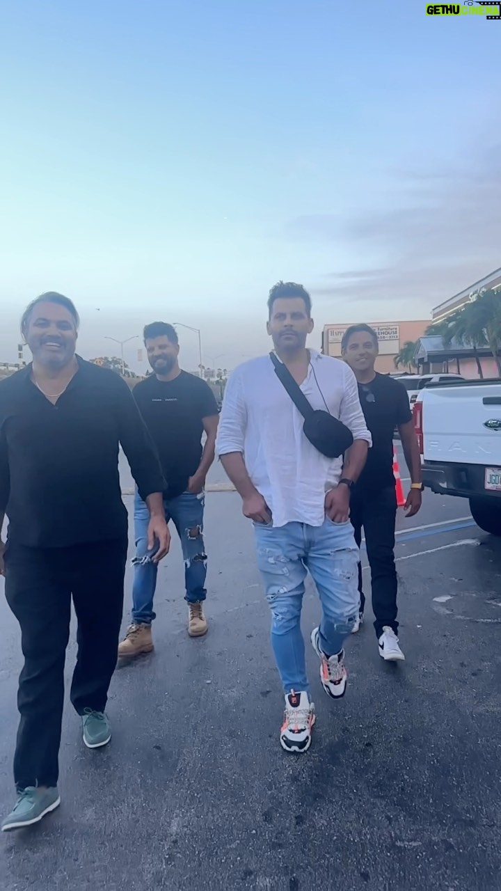 Henri Castelli Instagram - Amizades verdadeiras são como bons livros: basta que sejam originais, divertidas e te acompanhem em uma jornada repleta de aventuras. @ramirosilos @wesleylealcastro @simonkustom Southbeach Miami