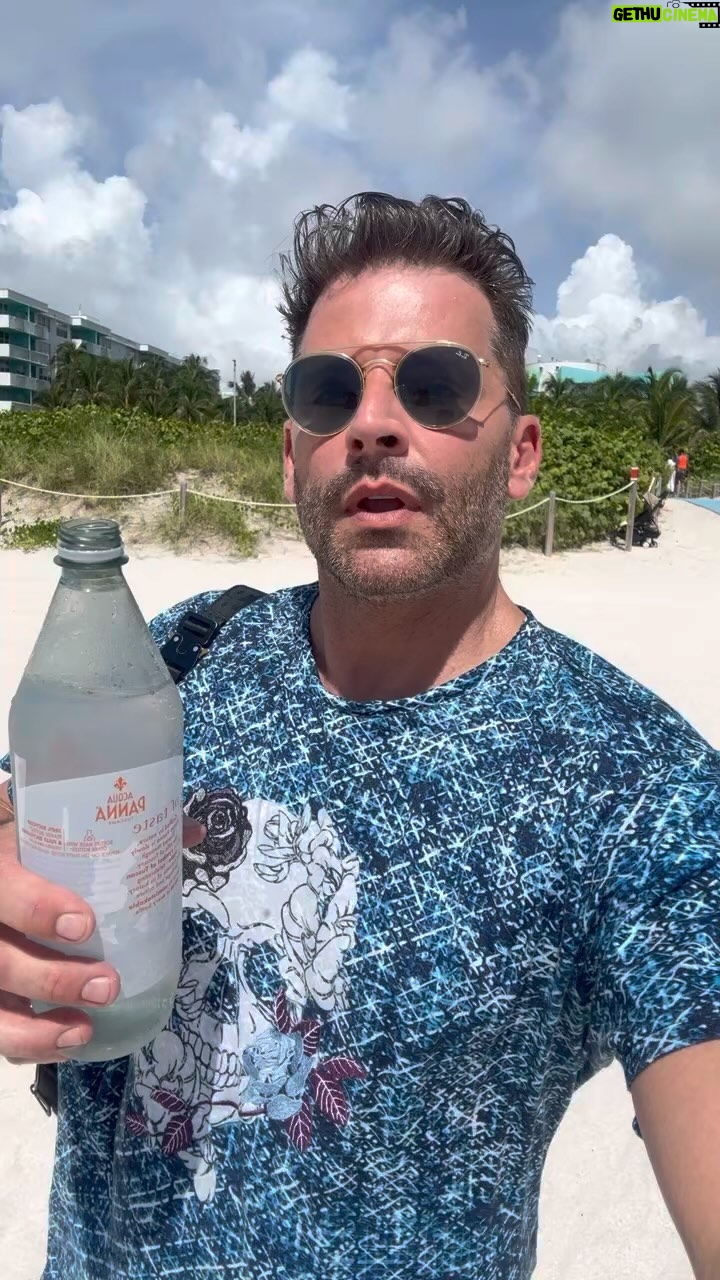 Henri Castelli Instagram - Nunca saio de férias, só preciso de tempo para um café.