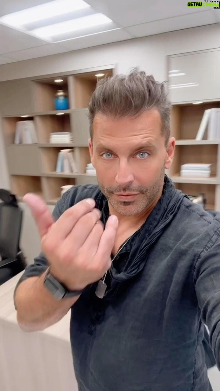 Henri Castelli Instagram - “Estar aqui em Nova York nessa correria entre trabalhos e cursos me fez conhecer amigos incríveis na Clínica @livinzmedspa . Obrigado pela recepção calorosa e pelo carinho 🙏 @fernandooliveira_ny @erikaangelino