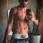 Henri Castelli Instagram - A vida tem quatro sentidos: Amar, sofrer, lutar e vencer. Por isso ame muito, sofra pouco, lute bastante e vença sempre. - Miami Beach, Florida
