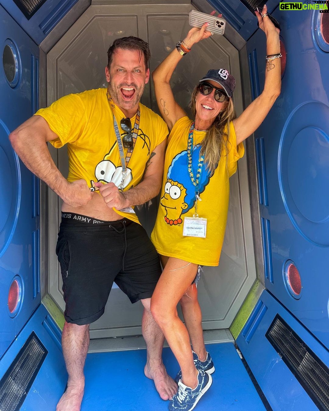 Henri Castelli Instagram - Hoje foi dia de Universal Orlando! Fomos conferir as novidades anunciadas pelo @universaldestinationsbrasil no Universal Studios Florida. A Minion Land é simplesmente sensacional! Ela já está pronta e sua mais nova atração, Villain-Con Minion Blast, que é super familiar e interativa, em soft open. Super legal! Amei o Blaster. A outra novidade anunciada hoje foi a nova DreamWorks Animation Land. Nova área temática no Universal Studios Florida que vai ficar no lugar da KidZone do pica pau que fechou no início desse ano. A Universal Orlando está remodelando toda a área trazendo novas experiências e novo entretenimento familiar com novas atrações temáticas e interativas que darão vida a franquias populares como shrek, trolls e King Fu Panda. Será uma área repleta de personagens amados da DreamWorks Animation, com previsão de inauguração em 2024. 😃 A Universal Orlando não está de brincadeira não! Esse ano abriu a Minion Land ✅ Ano que vai inaugurar a nova área temática DreamWorks Animation ✅ Em 2025 o novo parque temático EPIC Universe✨✨ Estou hospedado no Sapphire Falls Resort à convite da @kaluahtours e @fabianaatourinho mostrando nos stories todos os benefícios de se hospedar em um dos três resorts Premier do complexo que oferecem transporte gratuito de Water Taxi, Early Park Admission e o Express Pass Unlimited, que vale para todos os dias da estadia, incluindo dia do check in e do check out, para todos do quarto. Universal tá dando um show! Quem está pronto pra viver todas essas emoções? @revistaorlandowish Orlando, Florida