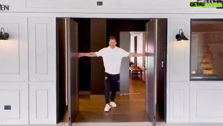 Henri Castelli Instagram - O @camarote_castelli está pronto para receber os torcedores do nosso @saopaulofc para uma experiência única! O espaço conta com uma infra estrutura incrível e decoração impecável! Assinado pela talentosa arquiteta @patriciamoreno.arq Além do esporte, o @camarote_castelli é uma excelente solução para eventos corporativos, marcas e co working. Em dias de jogos o ambiente familiar e receptivo aumenta ainda mais a experiência e emoção nas partidas. O buffet open food fica por conta dos nossos parceiros @villacolmeiapaes Open Bar não alcoólico com drinks sem álcool, refrigerante, água e suco. Convidamos a brindar conosco o pós jogo com o primeiro drink oferecido pela casa. Esperamos por você! Ingressos: link na Bio ou pelo WhatsApp 11 99010-2101 🎥 @rafacoradinioficial