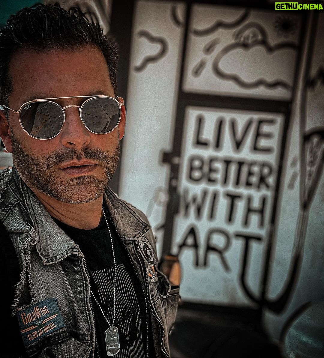 Henri Castelli Instagram - A arte diz o indizível; exprime o inexprimível, traduz o intraduzível. #miamiartsdesign Miami Beach, Florida