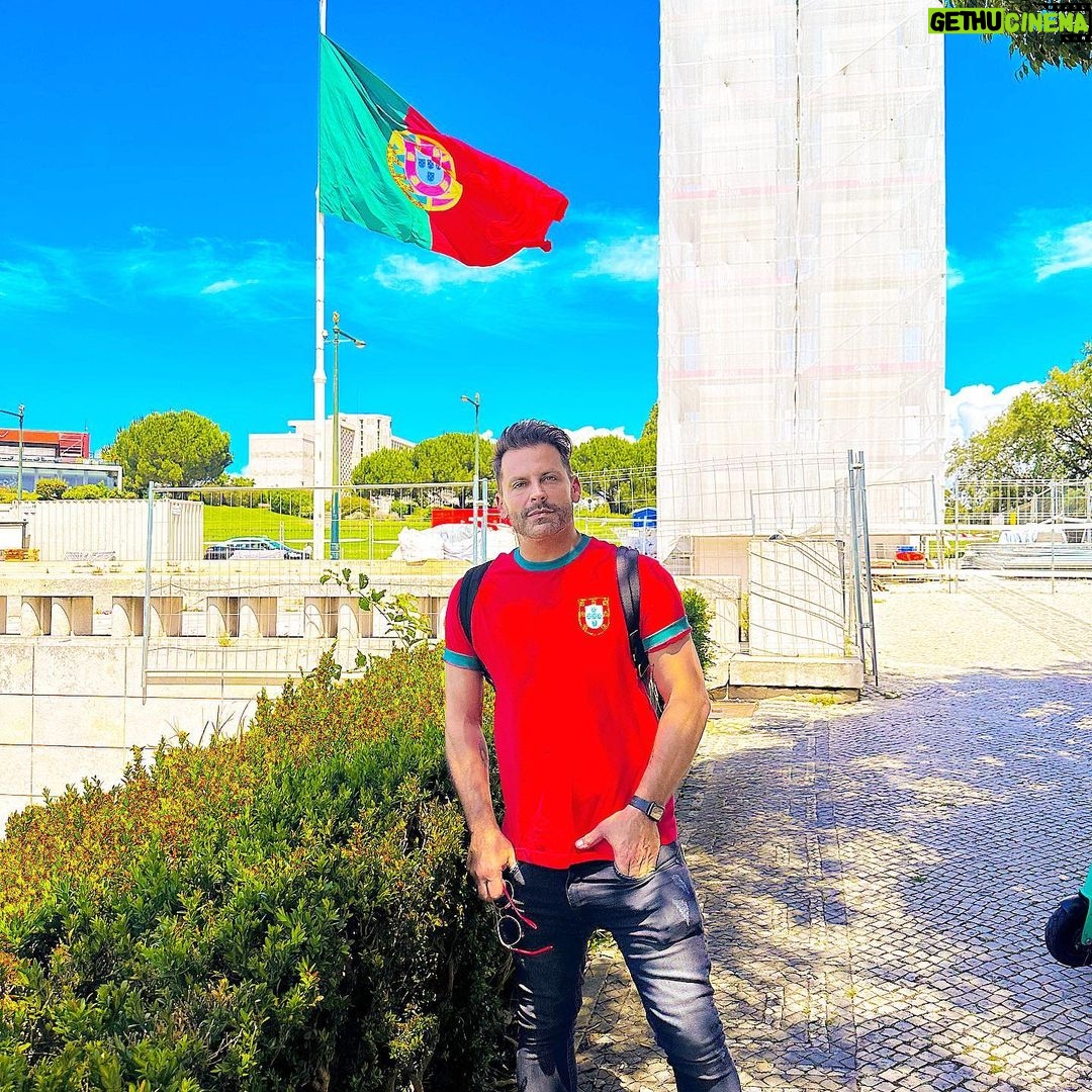 Henri Castelli Instagram - Hoje me despeço desse país que tanto amo ( bem rapidinho já volto ok ) que me recebe sempre com carinho e atenção!! Obrigado sempre a minha família em Portugal que sempre está pronta pra fazer de tudo para me ajudar e compartilhar momentos inesquecíveis!!! Bjos do tuguinha brasileiro e logo estou voltando!!! E mais uma vez obrigado a @discoveryassessoria por me tornar um cidadão português!!! Aeroporto do Porto