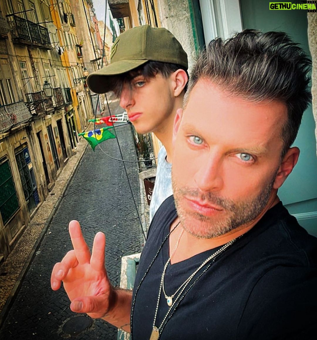 Henri Castelli Instagram - The gang is now reunited!! Te amo!! ❤️ @biggestfonzie #lisboa 🇵🇹 #trippaiefilho Bairro Alto, Lisboa, Portugal