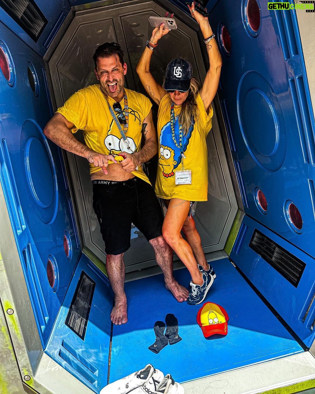 Henri Castelli Instagram - Hoje foi dia de Universal Orlando! Fomos conferir as novidades anunciadas pelo @universaldestinationsbrasil no Universal Studios Florida. A Minion Land é simplesmente sensacional! Ela já está pronta e sua mais nova atração, Villain-Con Minion Blast, que é super familiar e interativa, em soft open. Super legal! Amei o Blaster. A outra novidade anunciada hoje foi a nova DreamWorks Animation Land. Nova área temática no Universal Studios Florida que vai ficar no lugar da KidZone do pica pau que fechou no início desse ano. A Universal Orlando está remodelando toda a área trazendo novas experiências e novo entretenimento familiar com novas atrações temáticas e interativas que darão vida a franquias populares como shrek, trolls e King Fu Panda. Será uma área repleta de personagens amados da DreamWorks Animation, com previsão de inauguração em 2024. 😃 A Universal Orlando não está de brincadeira não! Esse ano abriu a Minion Land ✅ Ano que vai inaugurar a nova área temática DreamWorks Animation ✅ Em 2025 o novo parque temático EPIC Universe✨✨ Estou hospedado no Sapphire Falls Resort à convite da @kaluahtours e @fabianaatourinho mostrando nos stories todos os benefícios de se hospedar em um dos três resorts Premier do complexo que oferecem transporte gratuito de Water Taxi, Early Park Admission e o Express Pass Unlimited, que vale para todos os dias da estadia, incluindo dia do check in e do check out, para todos do quarto. Universal tá dando um show! Quem está pronto pra viver todas essas emoções? @revistaorlandowish Orlando, Florida