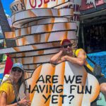Henri Castelli Instagram - Hoje foi dia de Universal Orlando! Fomos conferir as novidades anunciadas pelo @universaldestinationsbrasil no Universal Studios Florida. A Minion Land é simplesmente sensacional! Ela já está pronta e sua mais nova atração, Villain-Con Minion Blast, que é super familiar e interativa, em soft open. Super legal! Amei o Blaster. A outra novidade anunciada hoje foi a nova DreamWorks Animation Land. Nova área temática no Universal Studios Florida que vai ficar no lugar da KidZone do pica pau que fechou no início desse ano. A Universal Orlando está remodelando toda a área trazendo novas experiências e novo entretenimento familiar com novas atrações temáticas e interativas que darão vida a franquias populares como shrek, trolls e King Fu Panda. Será uma área repleta de personagens amados da DreamWorks Animation, com previsão de inauguração em 2024. 😃 A Universal Orlando não está de brincadeira não! Esse ano abriu a Minion Land ✅ Ano que vai inaugurar a nova área temática DreamWorks Animation ✅ Em 2025 o novo parque temático EPIC Universe✨✨ Estou hospedado no Sapphire Falls Resort à convite da @kaluahtours e @fabianaatourinho mostrando nos stories todos os benefícios de se hospedar em um dos três resorts Premier do complexo que oferecem transporte gratuito de Water Taxi, Early Park Admission e o Express Pass Unlimited, que vale para todos os dias da estadia, incluindo dia do check in e do check out, para todos do quarto. Universal tá dando um show! Quem está pronto pra viver todas essas emoções? @revistaorlandowish Orlando, Florida