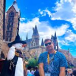 Henri Castelli Instagram - Hoje foi dia de Universal Orlando! Fomos conferir as novidades anunciadas pelo @universaldestinationsbrasil no Universal Studios Florida. A Minion Land é simplesmente sensacional! Ela já está pronta e sua mais nova atração, Villain-Con Minion Blast, que é super familiar e interativa, em soft open. Super legal! Amei o Blaster. A outra novidade anunciada hoje foi a nova DreamWorks Animation Land. Nova área temática no Universal Studios Florida que vai ficar no lugar da KidZone do pica pau que fechou no início desse ano. A Universal Orlando está remodelando toda a área trazendo novas experiências e novo entretenimento familiar com novas atrações temáticas e interativas que darão vida a franquias populares como shrek, trolls e King Fu Panda. Será uma área repleta de personagens amados da DreamWorks Animation, com previsão de inauguração em 2024. 😃 A Universal Orlando não está de brincadeira não! Esse ano abriu a Minion Land ✅ Ano que vai inaugurar a nova área temática DreamWorks Animation ✅ Em 2025 o novo parque temático EPIC Universe✨✨ Estou hospedado no Sapphire Falls Resort à convite da @kaluahtours e @fabianaatourinho mostrando nos stories todos os benefícios de se hospedar em um dos três resorts Premier do complexo que oferecem transporte gratuito de Water Taxi, Early Park Admission e o Express Pass Unlimited, que vale para todos os dias da estadia, incluindo dia do check in e do check out, para todos do quarto. Universal tá dando um show! Quem está pronto pra viver todas essas emoções? @revistaorlandowish Orlando, Florida