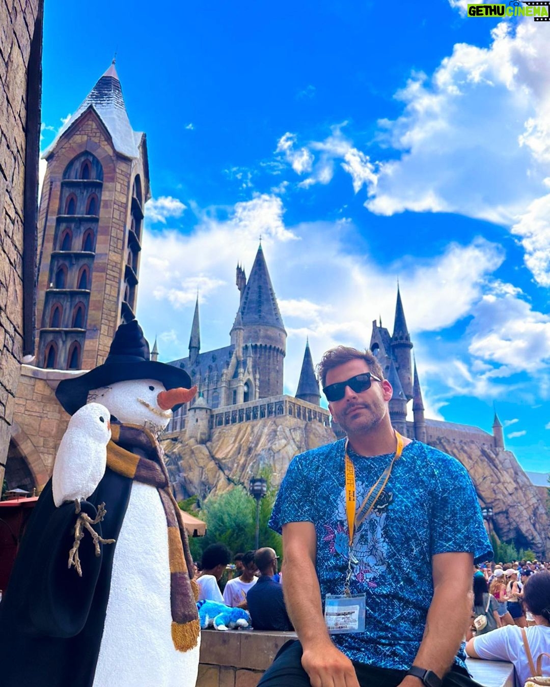 Henri Castelli Instagram - Hoje foi dia de Universal Orlando! Fomos conferir as novidades anunciadas pelo @universaldestinationsbrasil no Universal Studios Florida. A Minion Land é simplesmente sensacional! Ela já está pronta e sua mais nova atração, Villain-Con Minion Blast, que é super familiar e interativa, em soft open. Super legal! Amei o Blaster. A outra novidade anunciada hoje foi a nova DreamWorks Animation Land. Nova área temática no Universal Studios Florida que vai ficar no lugar da KidZone do pica pau que fechou no início desse ano. A Universal Orlando está remodelando toda a área trazendo novas experiências e novo entretenimento familiar com novas atrações temáticas e interativas que darão vida a franquias populares como shrek, trolls e King Fu Panda. Será uma área repleta de personagens amados da DreamWorks Animation, com previsão de inauguração em 2024. 😃 A Universal Orlando não está de brincadeira não! Esse ano abriu a Minion Land ✅ Ano que vai inaugurar a nova área temática DreamWorks Animation ✅ Em 2025 o novo parque temático EPIC Universe✨✨ Estou hospedado no Sapphire Falls Resort à convite da @kaluahtours e @fabianaatourinho mostrando nos stories todos os benefícios de se hospedar em um dos três resorts Premier do complexo que oferecem transporte gratuito de Water Taxi, Early Park Admission e o Express Pass Unlimited, que vale para todos os dias da estadia, incluindo dia do check in e do check out, para todos do quarto. Universal tá dando um show! Quem está pronto pra viver todas essas emoções? @revistaorlandowish Orlando, Florida