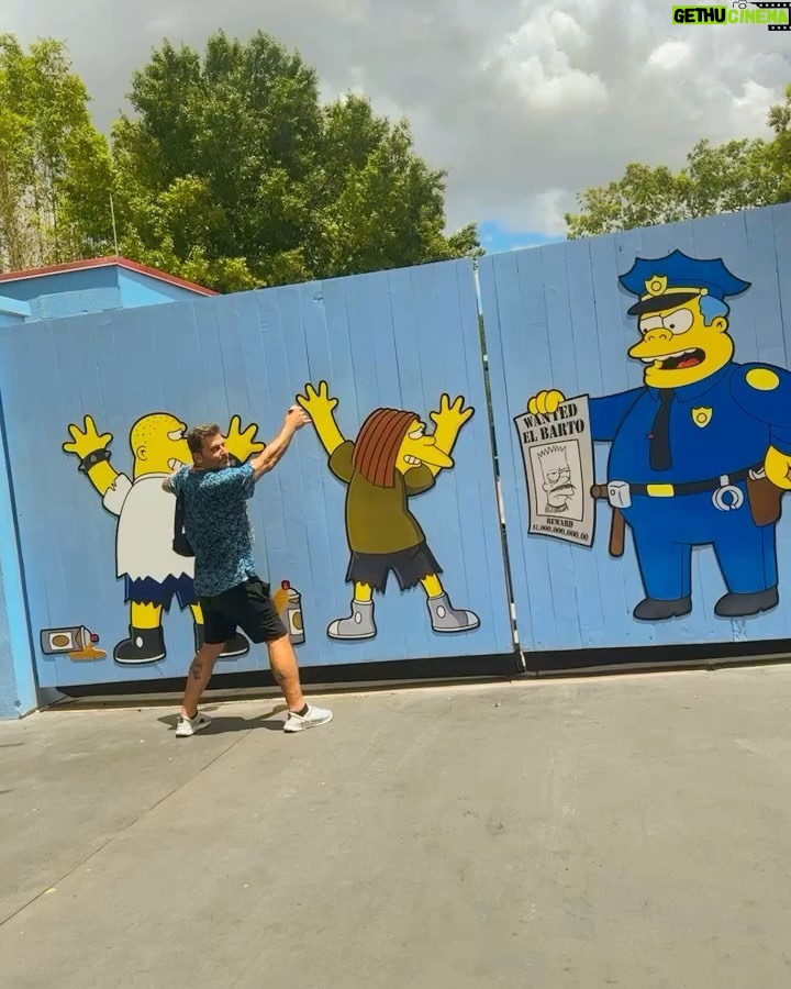 Henri Castelli Instagram - Hoje foi dia de Universal Orlando! Fomos conferir as novidades anunciadas pelo @universaldestinationsbrasil no Universal Studios Florida. A Minion Land é simplesmente sensacional! Ela já está pronta e sua mais nova atração, Villain-Con Minion Blast, que é super familiar e interativa, em soft open. Super legal! Amei o Blaster. A outra novidade anunciada hoje foi a nova DreamWorks Animation Land. Nova área temática no Universal Studios Florida que vai ficar no lugar da KidZone do pica pau que fechou no início desse ano. A Universal Orlando está remodelando toda a área trazendo novas experiências e novo entretenimento familiar com novas atrações temáticas e interativas que darão vida a franquias populares como shrek, trolls e King Fu Panda. Será uma área repleta de personagens amados da DreamWorks Animation, com previsão de inauguração em 2024. 😃 A Universal Orlando não está de brincadeira não! Esse ano abriu a Minion Land ✅ Ano que vai inaugurar a nova área temática DreamWorks Animation ✅ Em 2025 o novo parque temático EPIC Universe✨✨ Estou hospedado no Sapphire Falls Resort à convite da @kaluahtours e @fabianaatourinho mostrando nos stories todos os benefícios de se hospedar em um dos três resorts Premier do complexo que oferecem transporte gratuito de Water Taxi, Early Park Admission e o Express Pass Unlimited, que vale para todos os dias da estadia, incluindo dia do check in e do check out, para todos do quarto. Universal tá dando um show! Quem está pronto pra viver todas essas emoções? @revistaorlandowish Orlando, Florida