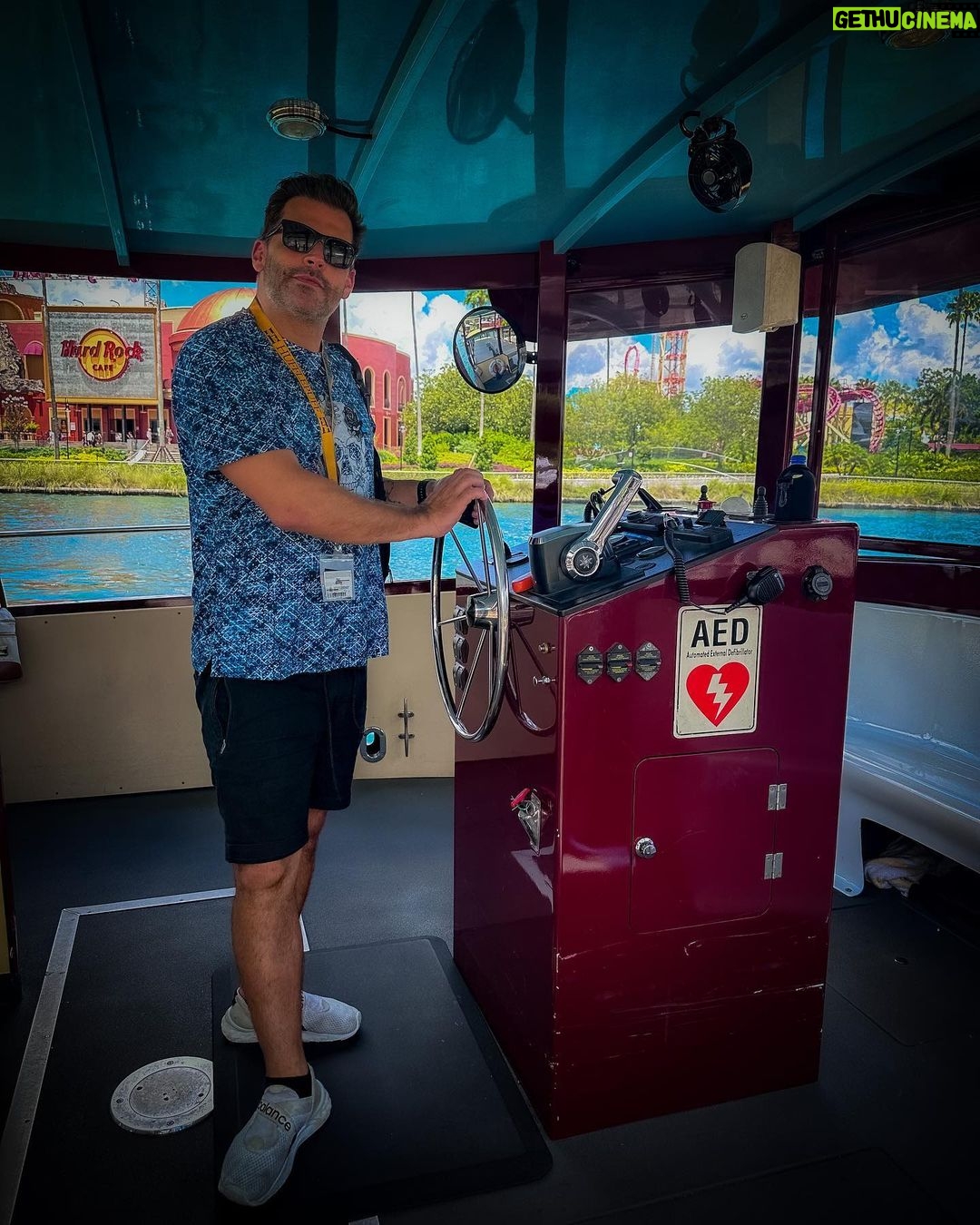 Henri Castelli Instagram - Hoje foi dia de Universal Orlando! Fomos conferir as novidades anunciadas pelo @universaldestinationsbrasil no Universal Studios Florida. A Minion Land é simplesmente sensacional! Ela já está pronta e sua mais nova atração, Villain-Con Minion Blast, que é super familiar e interativa, em soft open. Super legal! Amei o Blaster. A outra novidade anunciada hoje foi a nova DreamWorks Animation Land. Nova área temática no Universal Studios Florida que vai ficar no lugar da KidZone do pica pau que fechou no início desse ano. A Universal Orlando está remodelando toda a área trazendo novas experiências e novo entretenimento familiar com novas atrações temáticas e interativas que darão vida a franquias populares como shrek, trolls e King Fu Panda. Será uma área repleta de personagens amados da DreamWorks Animation, com previsão de inauguração em 2024. 😃 A Universal Orlando não está de brincadeira não! Esse ano abriu a Minion Land ✅ Ano que vai inaugurar a nova área temática DreamWorks Animation ✅ Em 2025 o novo parque temático EPIC Universe✨✨ Estou hospedado no Sapphire Falls Resort à convite da @kaluahtours e @fabianaatourinho mostrando nos stories todos os benefícios de se hospedar em um dos três resorts Premier do complexo que oferecem transporte gratuito de Water Taxi, Early Park Admission e o Express Pass Unlimited, que vale para todos os dias da estadia, incluindo dia do check in e do check out, para todos do quarto. Universal tá dando um show! Quem está pronto pra viver todas essas emoções? @revistaorlandowish Orlando, Florida