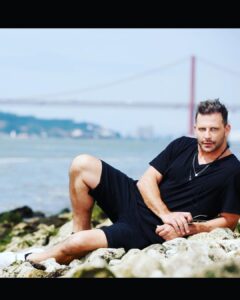 Henri Castelli Instagram - Entrevista muito especial pra @revistanovagente com @danibassit em Portugal! - Contando um pouco da minha relação com o país!! - Sobre trabalho e relações familiares! A entrevista está disponível na edição deste mês e também no site da revista!! Foto 📸 TITO CALADO