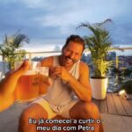 Henri Castelli Instagram - Henri Castelli tá na área pra mostrar como é aproveitar um dia de Carnaval aqui em Salvador. Um pouco de folia e muito de Petra! 🍻🎉 #CarnaPetra #CervejaPetra #BebacomSabedoria
