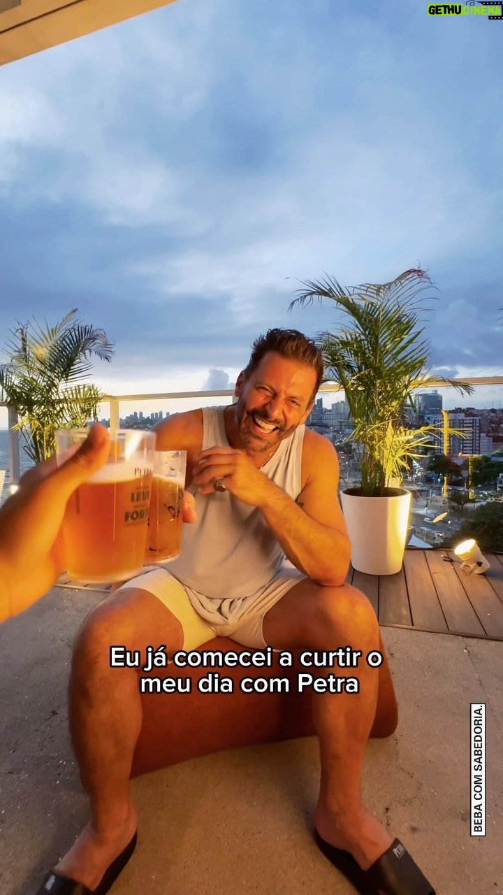 Henri Castelli Instagram - Henri Castelli tá na área pra mostrar como é aproveitar um dia de Carnaval aqui em Salvador. Um pouco de folia e muito de Petra! 🍻🎉 #CarnaPetra #CervejaPetra #BebacomSabedoria