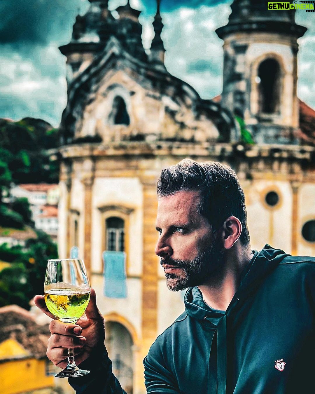 Henri Castelli Instagram - O bom vinho é um camarada bondoso e de confiança, quando tomado com sabedoria. #fato - #dicadodia😉 🍷 ❤️ Ouro Prêto