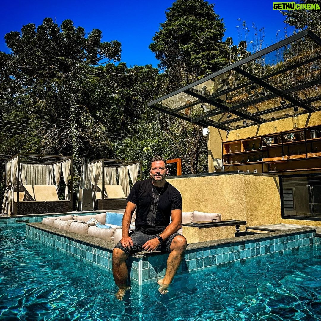 Henri Castelli Instagram - Final de semana fechando com chave de ouro em Campos na @pousadafigueiradaserra que lugar espetacular! O restaurante @purimanrestaurante na pousada eh sensacional! Muito obrigado meu parceiro @fabioizar logo estaremos de volta! #miniférias😎 #deusebomotempotodo
