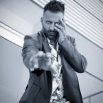 Henri Castelli Instagram - O hoje é apenas um furo no futuro, por onde o passado começa a jorrar. 😎