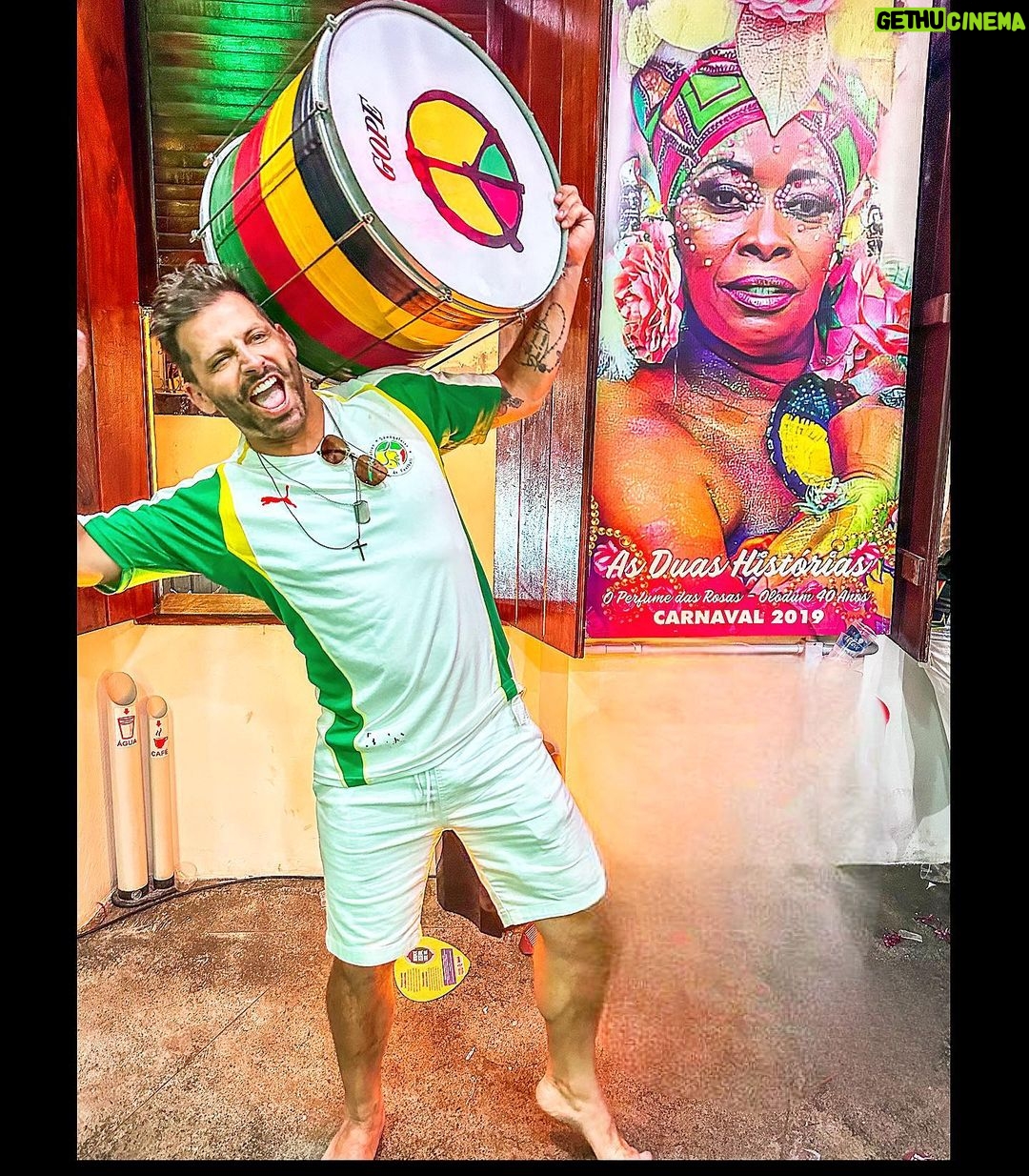 Henri Castelli Instagram - Não fique triste, o Carnaval existe, e esse carnaval foi um dos melhores da minha vida!! - Quero agradecer a todos os amigos e parceiros que me proporcionaram esses momentos inesquecíveis!! - Obrigado @olodum_oficial @joaojorgerodrigues_ família @araketu minha tia @veradoaraketu @lecaaraketu ! @ferahoteis que sempre me recebe com muito carinho e amor! - PELOURINHO NOSSA PEQUENA COMUNIDADE QUE EU AMO MUITO!! - @iconehub e @cervejapetra por sempre estar junto comigo nos melhores momentos em salvador! - Muito obrigado também @camarotesalvadoroficial vocês arrebentaram como sempre!! Aos meus amigos @drderekcamargo @veridianaulson @dehcalabro @marcoferrao @karinmatheus @thinklord @eumarininhaa @judespirito @treissealvarez @veradoaraketu @lecaaraketu @vovodoile_oficial @joaojorgerodrigues_ - Pelourinho Bahia