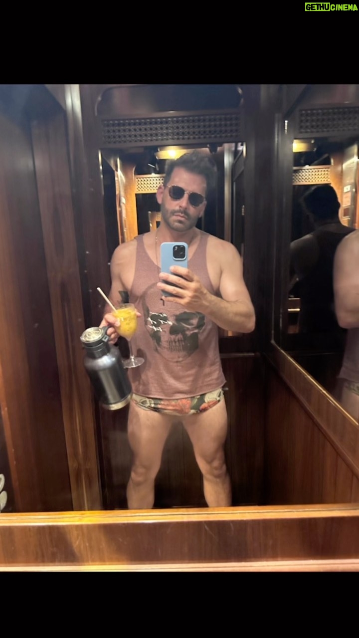 Henri Castelli Instagram - Neste Carnaval, viva intensamente suas alegrias. Obrigado @ferahoteis por me receber novamente com todo esse carinho e amor!! TMJ @bernardihotels Fera Hotéis