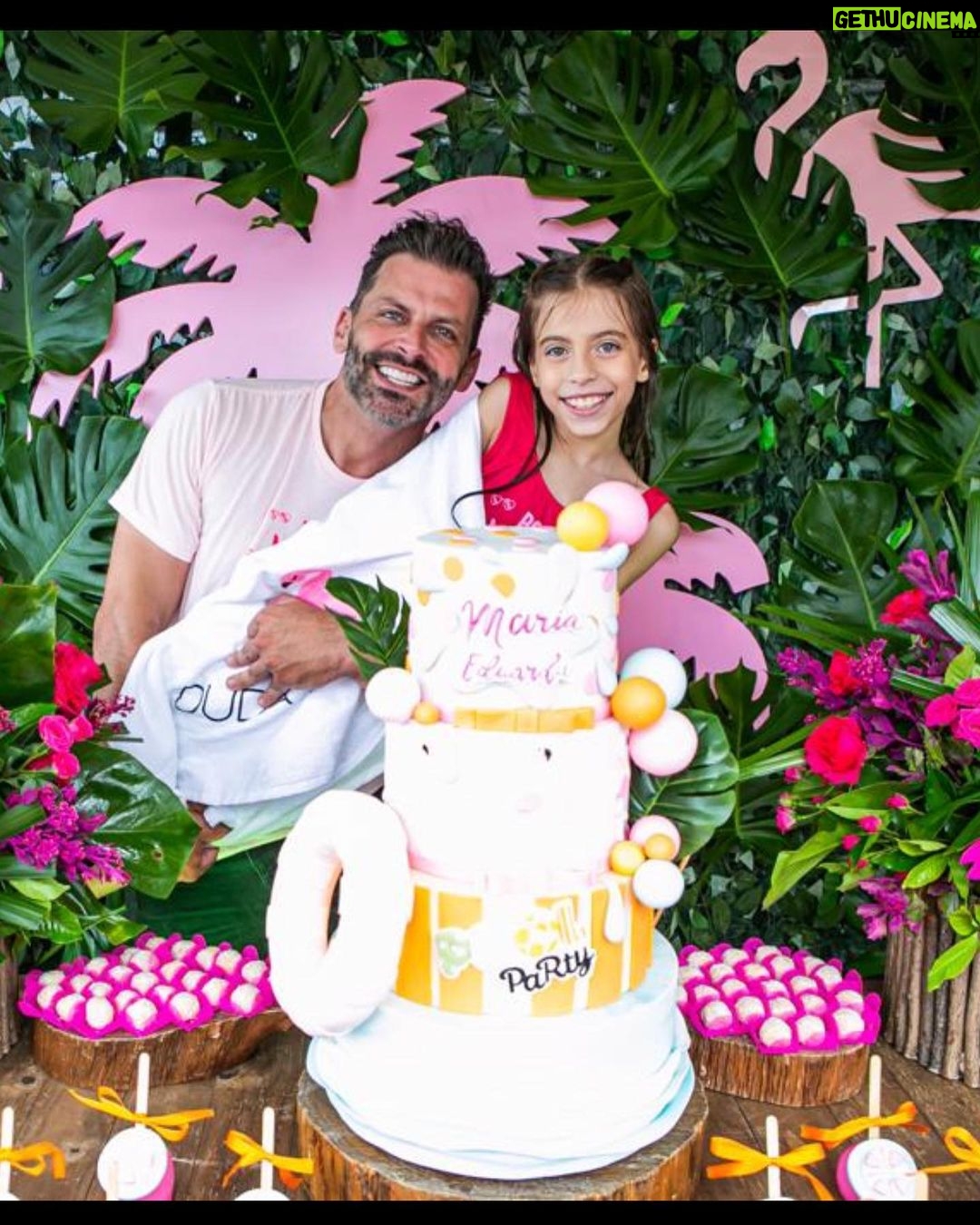 Henri Castelli Instagram - FOI LINDO! Parou SÃO PAULO!! Aniversário da minha princesa e meu coração transborda de alegria! Você sempre será minha pequena, não importa o quão grande fique. Sua grandeza se prova a cada desafio que vence e estou orgulhosa por te ver crescer. Feliz aniversário, filha! Muito obrigado meus amigos por fazer essa mágica acontecer. - Decoração e produção: @andreaguima5 Bolo e doces @rabellocaique Carrinho de lanches @arte_da_festa Carrinho de algodão doce @magicalgodao Vídeo e fotos @katiarochafotografa Morumbi, São Paulo