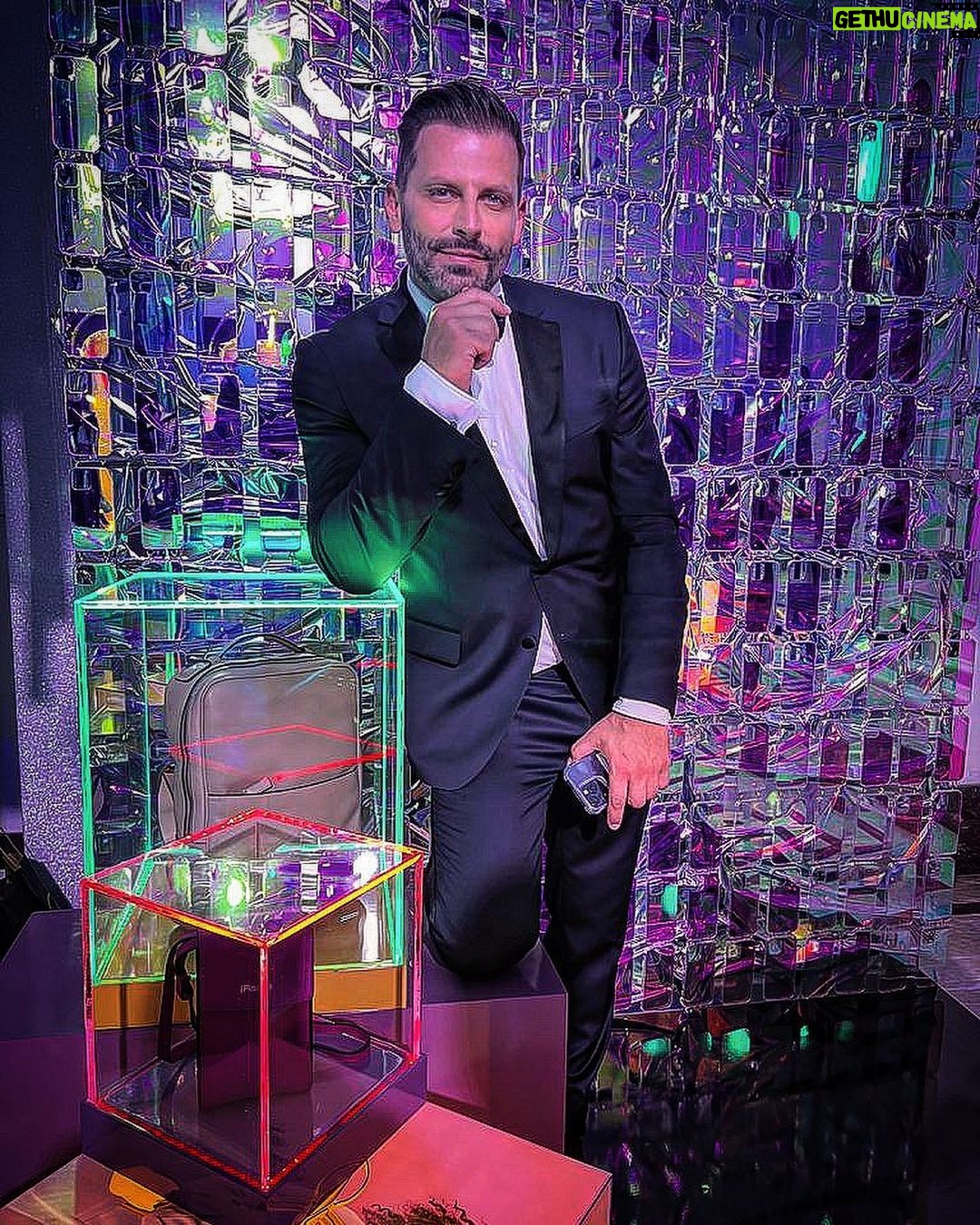 Henri Castelli Instagram - A convite de Originais iPlace, vim fazer parte do Sonho de uma Noite de Verão e expressar toda a minha originalidade no Baile da Vogue. Uma noite de muita inspiração, moda e elegância. #BaileDaVogue2023 #BaileDaVogue #OriginaisiPlace @iplace Copacabana Beach Praia de Copacabana