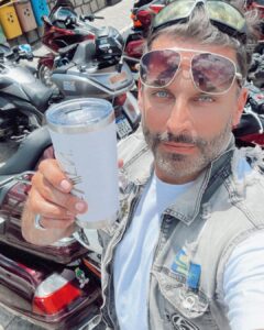 Henri Castelli Instagram - Gratidão, meu Deus, pela bênção e pelo privilégio de ganhar mais um ano de vida! Copacabana Beach Praia de Copacabana