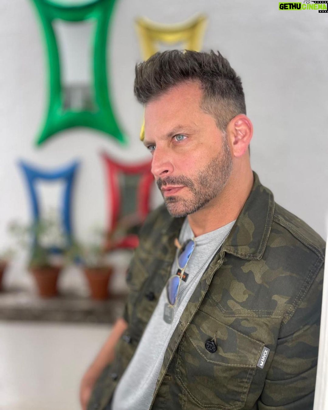 Henri Castelli Instagram - Eu só serei plenamente feliz quando a segunda-feira se juntar ao final de semana. Brincadeira 😂😂😂 Que essa nova semana que vem seja repleta de paz, amor, realizações, perseverança e, acima de tudo, de fé. Fé em Deus, fé em dias melhores, fé que seus sonhos e metas vão se realizar. Goiânia, Goiás, Brasil