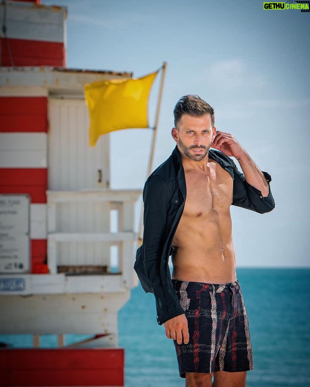 Henri Castelli Instagram - Que Deus esteja conosco nesta nova semana de paz e harmonia que se inicia. Aoooooooo meus amigos!! Segunda feira em uma praia assim seria perfeito, mas a semana pode ser perfeita de qualquer jeito, só depende de nós! Abra seu coração para a vida e esteja pronto para receber muitas bênçãos. Boa Semana! Morumbi, São Paulo