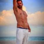 Henri Castelli Instagram - Nunca ignore pessoas que, de uma forma ou de outra, se preocupam contigo! Para muitas delas, teu valor é imensurável. Se há preocupação, é porque reconhecem o quanto é importante para DEUS, para elas e para muitos outros que desejam tua vitória e sucesso. E tome cuidado porque a ausência delas pode resultar em grandes perdas, pois são elas que sempre oram por sua vida, apresentando-te diante de DEUS nos momentos difíceis que enfrenta. PERCEBA SEMPRE A PRESENÇA DELAS EM TUA VIDA! PORQUE PODES ESTAR PERDENDO OURO ENQUANTO TE OCUPAS COLETANDO PEDRAS… Valorize as pessoas que torcem por ti, sempre desejando te ver bem e dando a volta por cima. Miami Beach, Florida